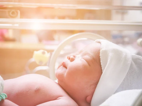 Νεογνό Κοριτσάκι Μέσα Θερμοκοιτίδα Στο Νοσοκομείο Μετά Τον Τοκετό — Φωτογραφία Αρχείου