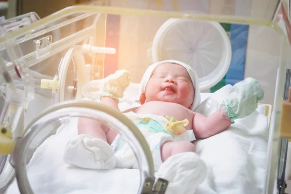 Pasgeboren Baby Meisje Incubator Het Ziekenhuis Bevalling Kamer — Stockfoto