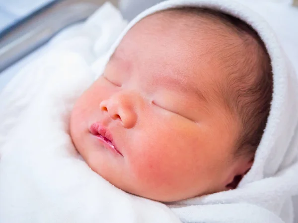 Roztomilý Novorozenec Asijské Dítě Dívka Spací — Stock fotografie
