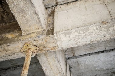  Demir çelik destekli beton kirişlerle inşaat halindeki bina