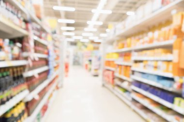 Soyut bulanık süpermarket indirim mağazası koridoru ve baharat sosu şişesi rafları iç mekan çözülmüş arka plan