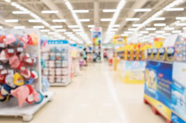 soyut bulanık süpermarket koridoru iç fonda bebek maması ürünü ve giysisi raflarda.