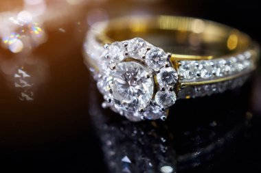 Siyah arka planda yansıması olan lüks mücevher yüzükleri.