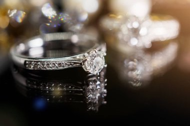 Siyah arka planda yansıması olan lüks mücevher yüzükleri.