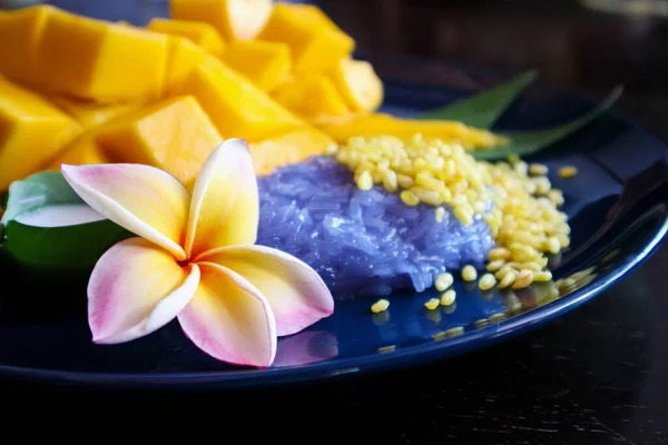 Mangga Matang Manis Dengan Ketan Makanan Penutup Tradisional Thailand — Stok Foto