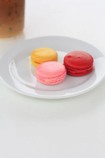 Süße Und Farbenfrohe Französische Macarons Mit Kaffeetasse Auf Weißem Tisch — Stockfoto