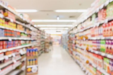 Raflardaki ürünlerle dolu boş süpermarket koridoru bulanık arkaplan