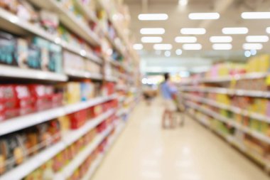 süpermarket indirimli mağaza koridoru ve ürün rafları iç soyut odaklanmış bulanık arkaplan