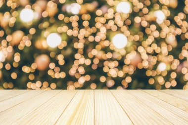 Ahşap masa üstü soyut noel tatili şenlik ışığı ile ağaçtaki bulanık arka plan montaj ürünü görüntüsü için bulanık