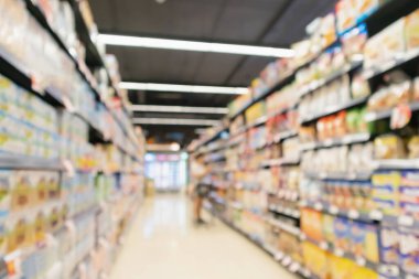 ürün raflarıyla süpermarket koridoru iç odaklanmış bulanık arkaplan