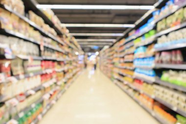 ürün raflarıyla süpermarket koridoru iç odaklanmış bulanık arkaplan