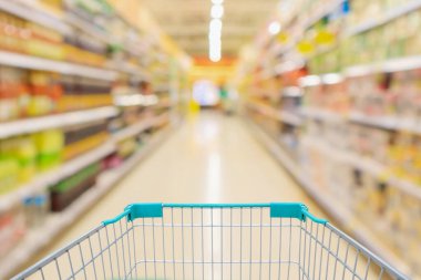 Süpermarket koridoru rafları olan alışveriş arabası görünümü soyut bulanık arka plan