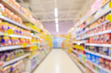 ürün raflarıyla süpermarket koridoru iç odaklanmış bulanık arkaplan