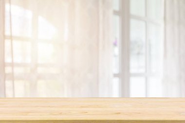 Ürün gösterimi için pencere perdesi soyut bulanık arkaplanı olan boş tahta masa üstü