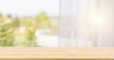 Ürün gösterimi için pencere perdesi soyut bulanık arkaplanı olan boş tahta masa üstü