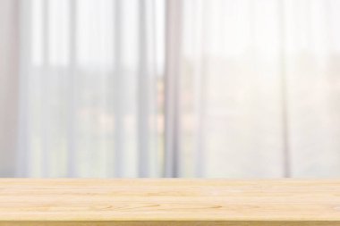 Ürün gösterimi için pencere perdesi soyut bulanık arkaplanı olan boş tahta masa üstü