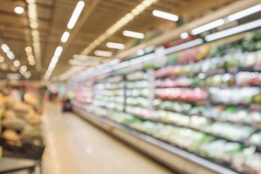 Süpermarketin arka planında taze meyve ve sebzeler.