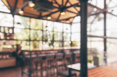 Kafe, iç mekan, soyut bulanıklık. Bokeh light arka plan ile odaklanmış.