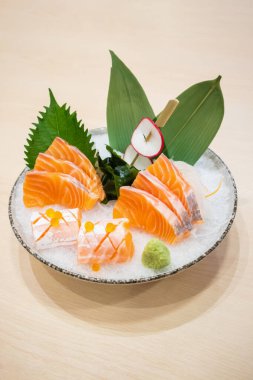 Taze somon dilimli sashimi. Buzlu ve wasabi Japon usulü.