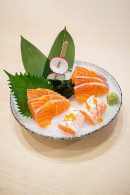 Taze somon dilimli sashimi. Buzlu ve wasabi Japon usulü.
