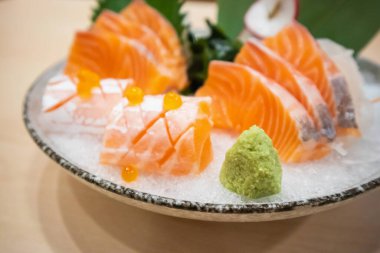 Wasabi taze somon dilimli sashimi Japon usulü buzla servis edilir.