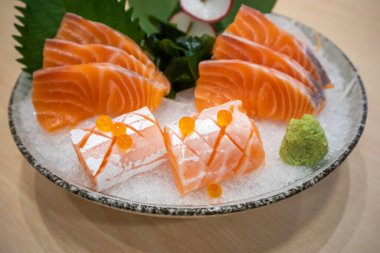 Taze somon dilimli sashimi. Buzlu ve wasabi Japon usulü.