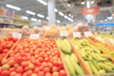 Sebze raflı süpermarket içi bulanık arka planı bokeh ışığı ile bulanıklaştırılmış