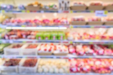 Meyve rafı bulanık arkaplanı olan süpermarket