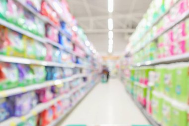 ürün raflarıyla süpermarket koridoru iç odaklanmış bulanık arkaplan