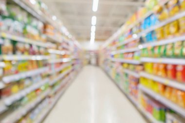 ürün raflarıyla süpermarket koridoru iç odaklanmış bulanık arkaplan