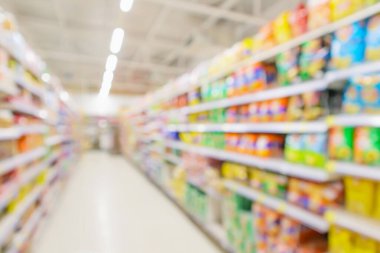 ürün raflarıyla süpermarket koridoru iç odaklanmış bulanık arkaplan