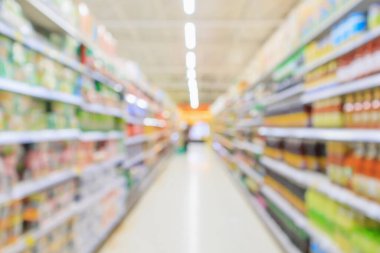 ürün raflarıyla süpermarket koridoru iç odaklanmış bulanık arkaplan