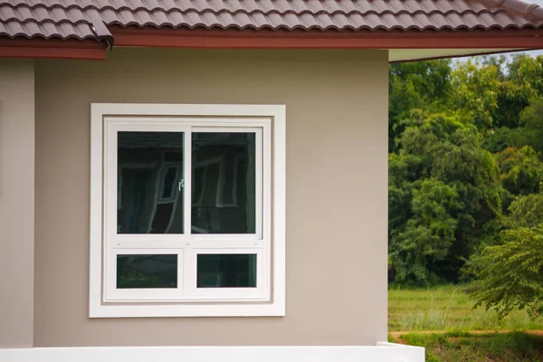 Moderner Fensterrahmen Vor Dem Haus — Stockfoto