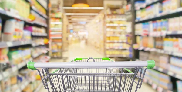 Keranjang Belanja Lorong Supermarket Dengan Rak Produk Latar Belakang Kabur — Stok Foto