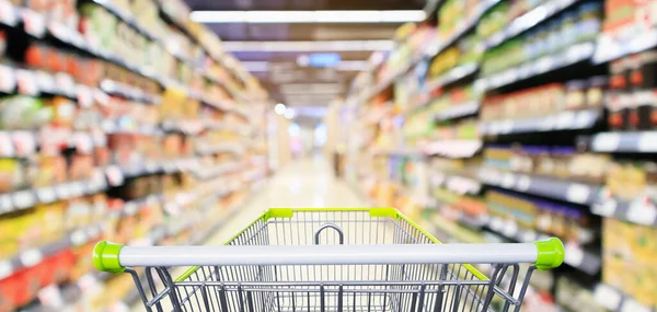 Carro Compras Verde Vacío Con Pasillo Interior Supermercado Con Estantes —  Fotos de Stock