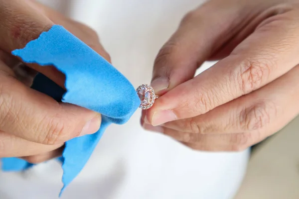 Κοσμηματοπωλείο Χέρι Στίλβωση Και Τον Καθαρισμό Κόσμημα Δαχτυλίδι Διαμάντι Ύφασμα — Φωτογραφία Αρχείου