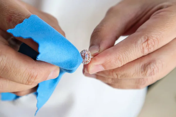 Anillo Diamantes Joyería Para Pulir Limpiar Mano Con Tela Micro —  Fotos de Stock