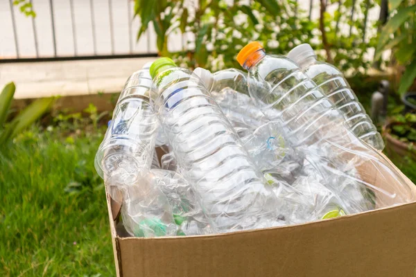 Plastflaskor Brun Papperskorgen — Stockfoto