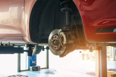 Araba servisi atölyesinde disk frenini kapat