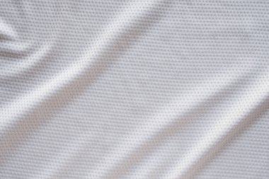 Beyaz kumaşlı spor giyimli futbol forması, hava ağı desenli.