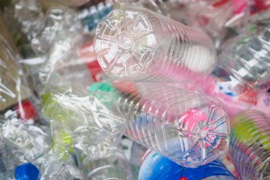 Çöp geri dönüşüm istasyonundaki plastik şişeleri kapatın.