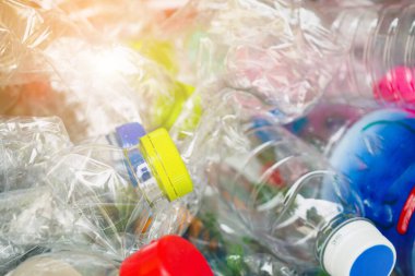 Çöp geri dönüşüm istasyonundaki plastik şişeleri kapatın.