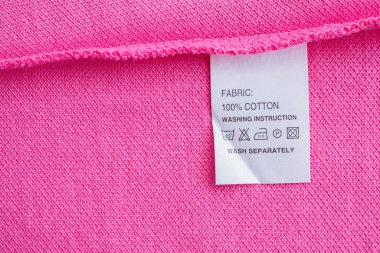 Beyaz çamaşırhane çamaşır yıkama talimatları pamuklu gömlekte etiket