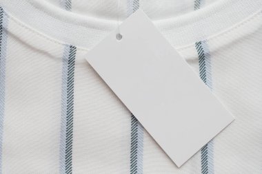 Yeni gömlekte boş beyaz kıyafet etiketi etiketi