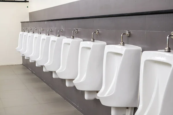 Vita Urinaler Män Toalett — Stockfoto