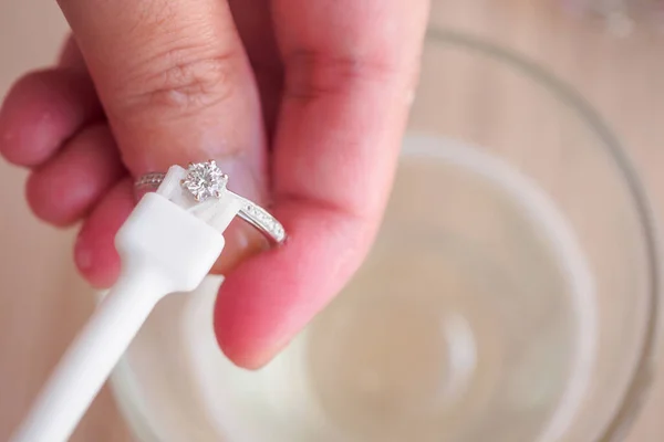 Jeweller Mão Limpeza Polimento Vintage Jóias Anel Diamante Closeup — Fotografia de Stock