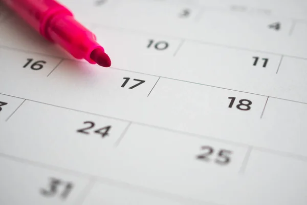 Página Del Calendario Con Pluma Roja Cerca —  Fotos de Stock