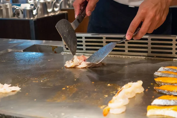 鉄板焼きレストランで肉や魚介類を調理する日本人シェフ — ストック写真