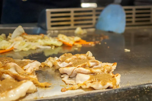鉄板焼き店で肉や野菜を調理する日本料理人 — ストック写真