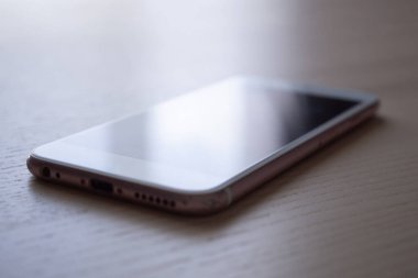 Ahşap masadaki mobil akıllı telefon